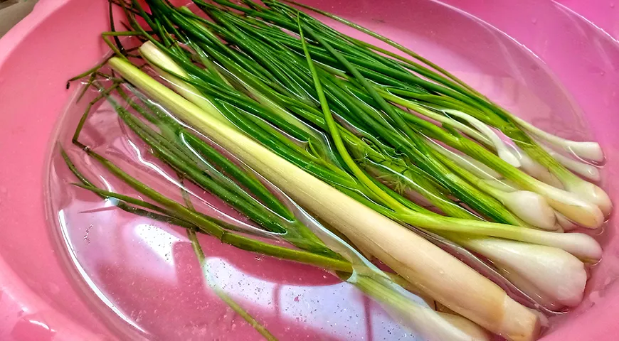 Если вы купили горький лук, есть простой способ смягчить вкус: замочите нарезанные перья в ледяной воде на 10–15 минут