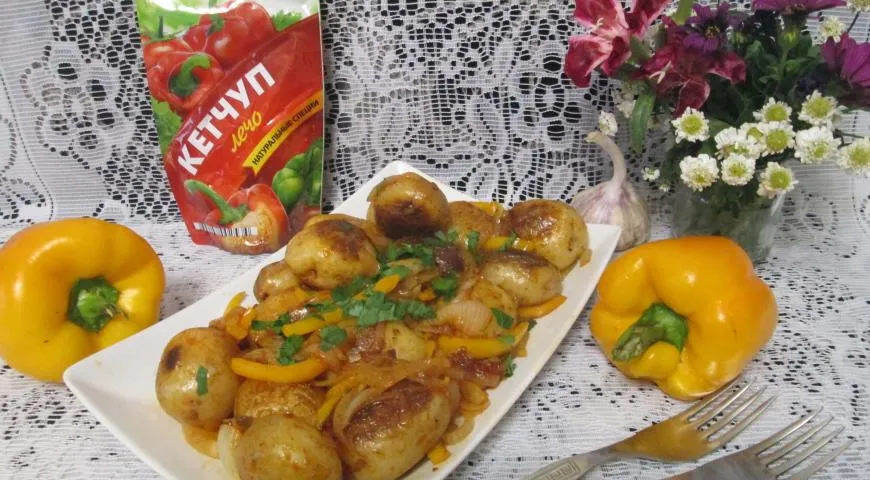 Жареный картофель с овощами и кетчупом