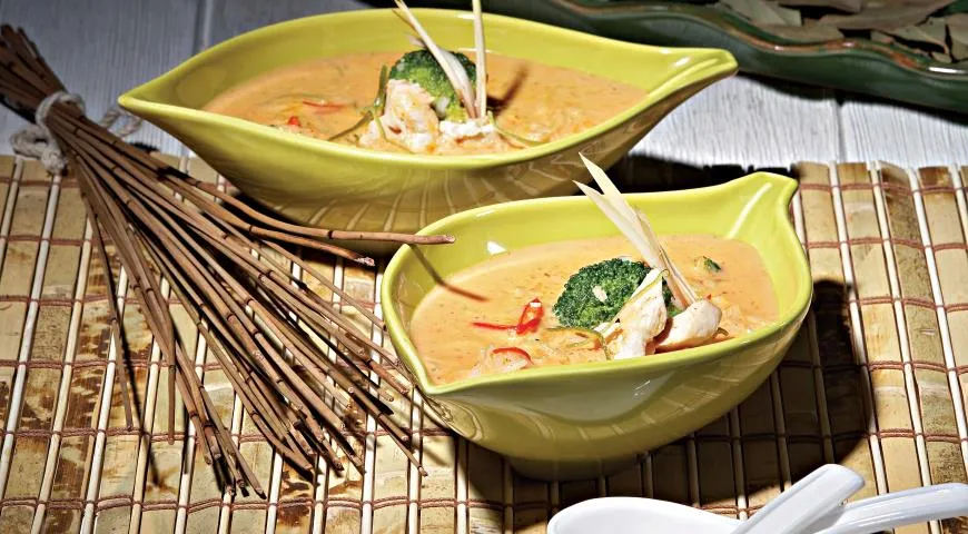 Тайский суп с курицей и красной пастой карри