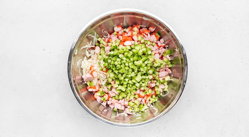 Салат с капустой, крабовыми палочками и колбасой