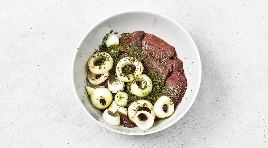 Шашлык из свиной печенки на мангале