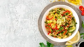 Стало известно, для кого опасны салаты из свежих овощей