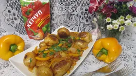 Жареный картофель с овощами и кетчупом