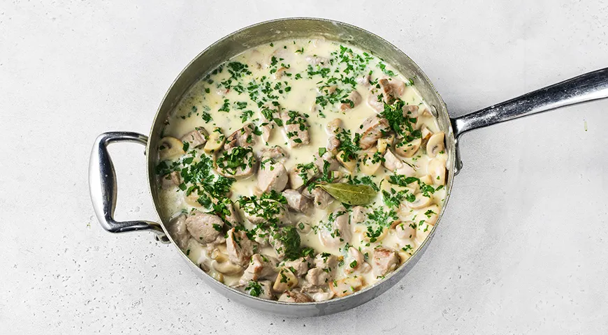 Свинина с грибами в сметанном соусе