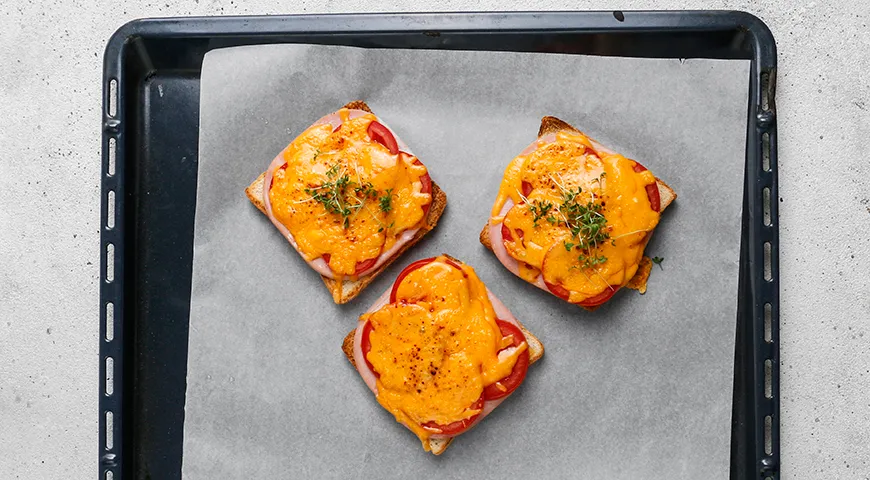 Горячие бутерброды с колбасой, сыром и помидорами в духовке