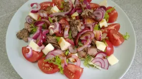 Салат с обжаренной куриной печенкой, овощами и сыром