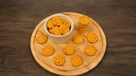 Сырное печенье с кетчупом и майонезом