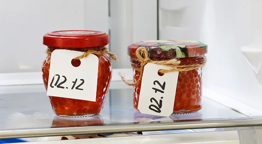 Чтобы икра не превратилась в кашу, размораживайте ее постепенно: сначала 10–12 часов в нижнем отсеке холодильника