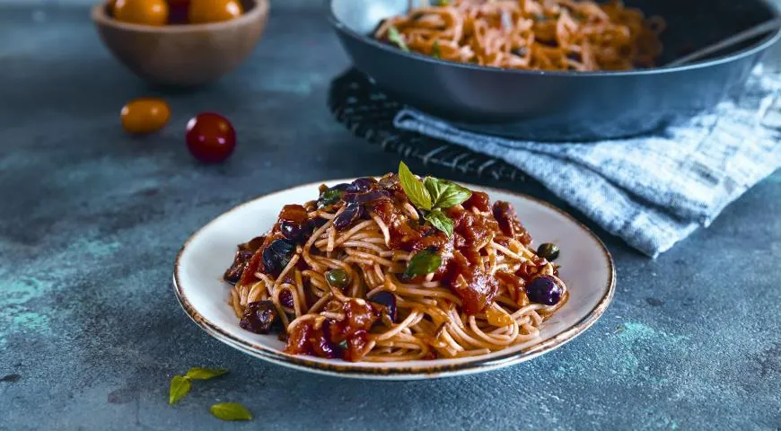 Спагетти путанеска: наш рецепт для быстрого и вкусного ужина. Заодно узнаете, откуда взялось название  