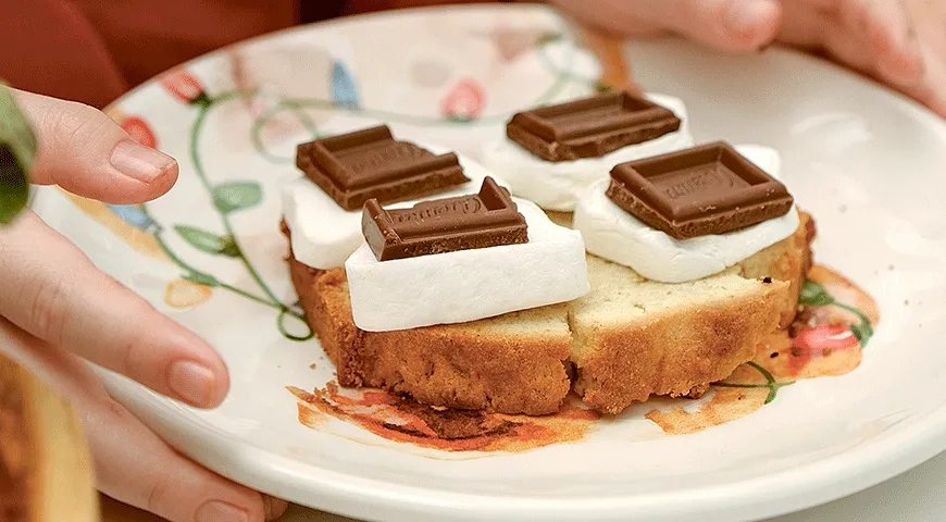 Кекс на гриле с маршмеллоу и шоколадом