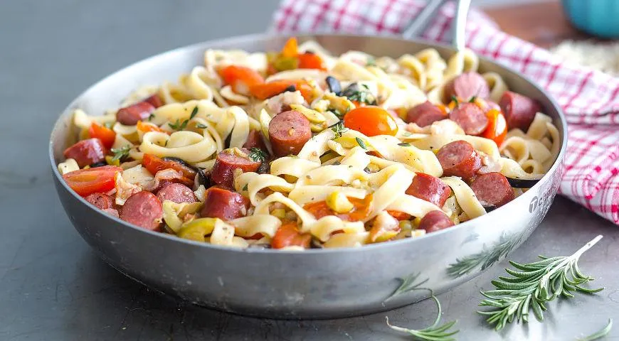 Паста с колбасками, маслинами и пряными травами