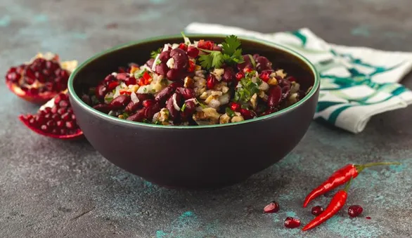 Фасоль с орехами и гранатом