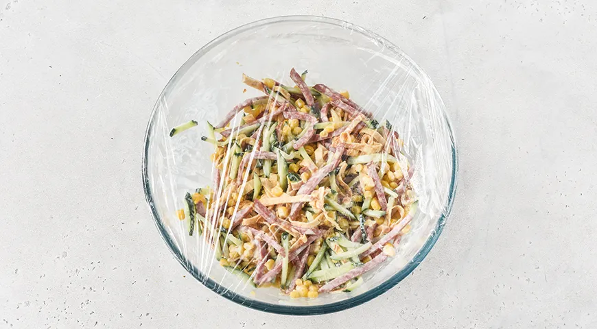 Блинный салат с кукурузой, колбасой и огурцами