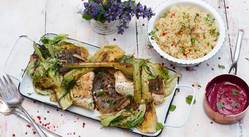 Жирная рыба и овощи на гриле со смородиновым соусом