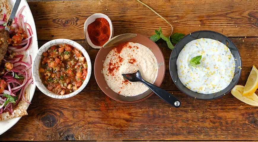 Соус из йогурта с чесноком и травами