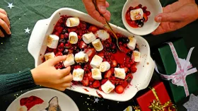 Десерт из запеченных ягод с маршмеллоу