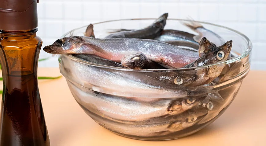 Свежая мойва пахнет морем и чистотой — это легкий, приятный аромат, свойственный только что выловленной рыбе