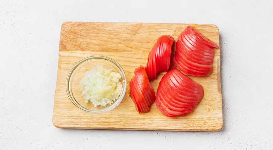 Картофельная запеканка с фаршем и овощами под сыром