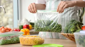 Названы 5 продуктов, которые нужно переложить из холодильника в морозилку