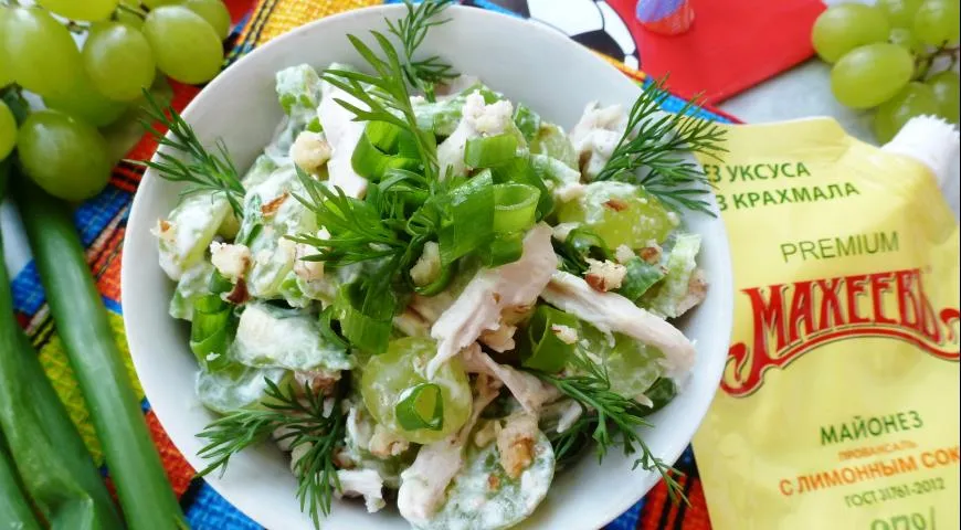 Готовим салат с виноградом и курицей
