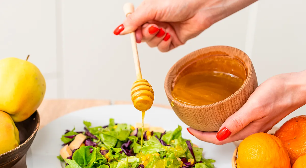 Эспарцетовый мед используют для заправки салатов