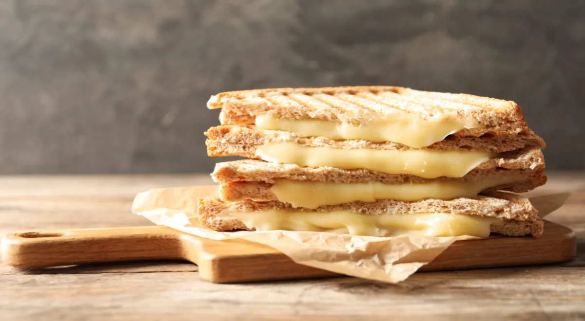 День жареных сэндвичей с сыром: история одного из самых древних бутербродов в мире