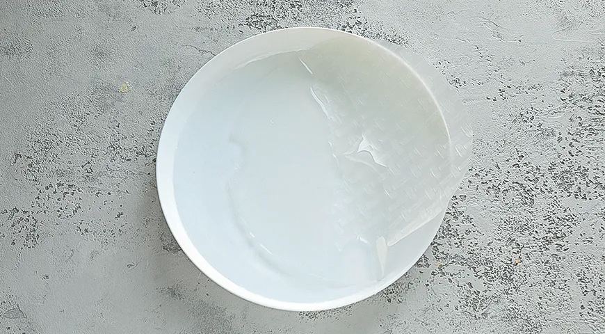 Хрустящие трубочки с колбасой и моцареллой