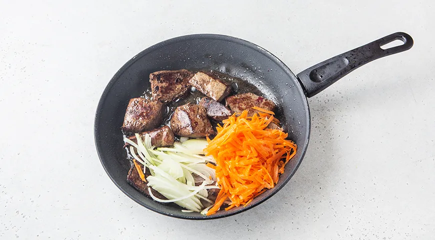 Свиная печень с луком на сковороде