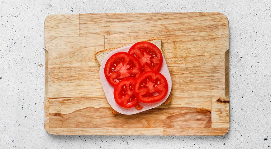 Горячие бутерброды с колбасой, сыром и помидорами в духовке