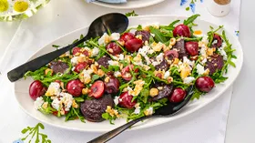 Салат с руколой, свеклой, фетой и черешней