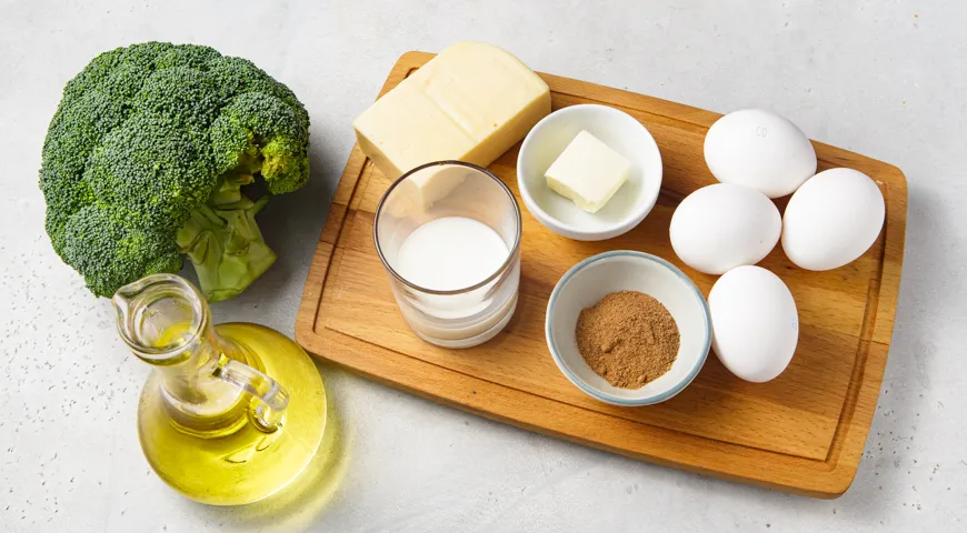 Брокколи с яйцом и сыром на сковороде