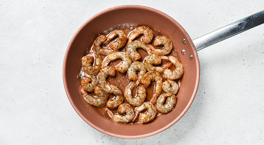 Жаренные на сливочном масле креветки с чесноком