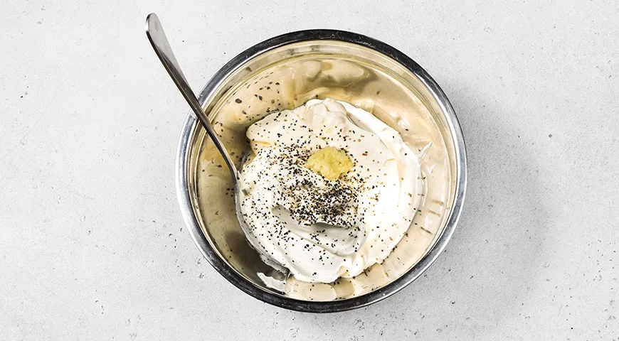 Салат-коктейль с ветчиной, огурцом и сыром