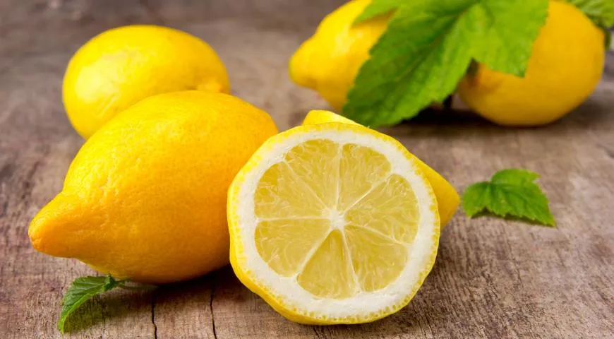 Лимоны богаты витамином C и калием — это главный аргумент в пользу того, чтобы добавить их в рацион