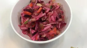 Красивый салат с овощами и яблоком