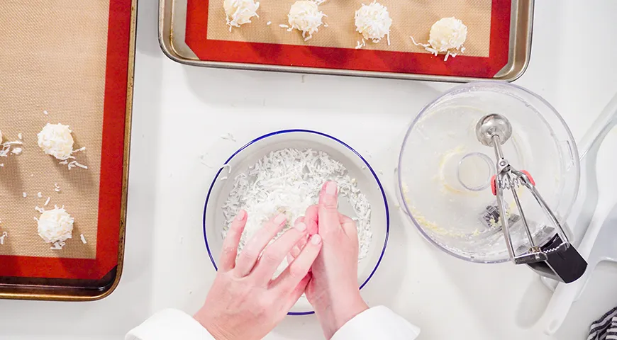 С кокосовой мукой выпечка получается особенно нежной и ароматной