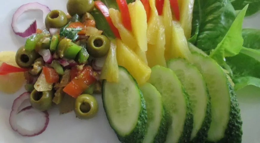 Салат фруктово-овощной с пряным соусом