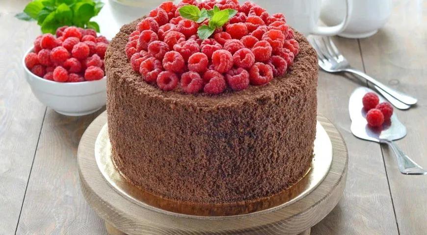 Шоколадный торт с малиной на сковороде