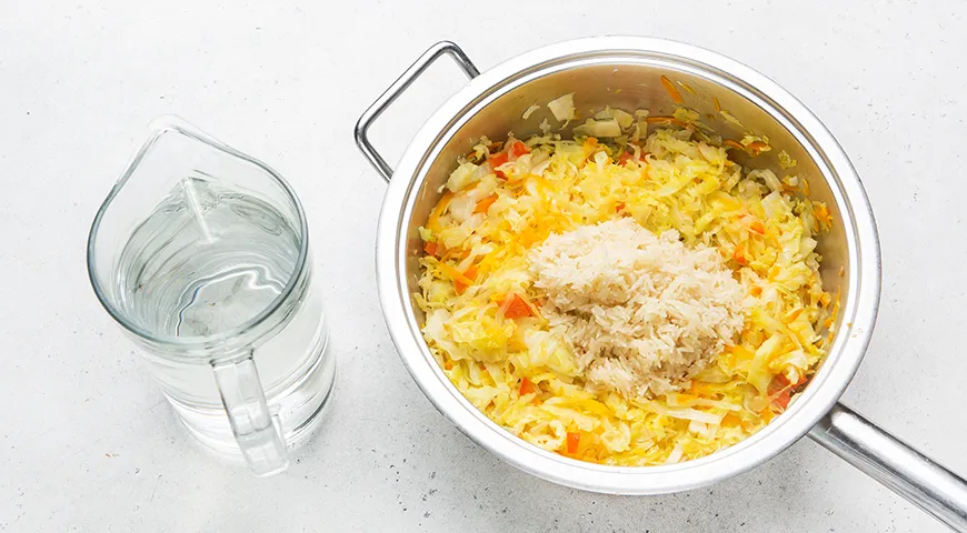 Домашняя солянка с капустой, рисом и сосисками