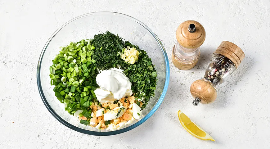 Салат из зеленого лука с яйцом