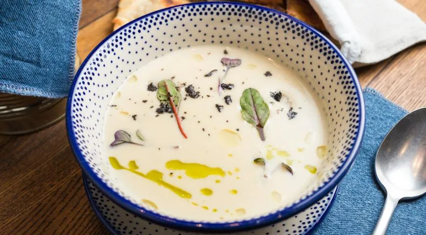 Крем-суп из цветной капусты с треской и трюфельным маслом