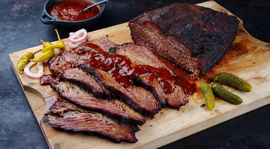 Брискет подается горячим! Если в процессе «отдыха» он остыл, нагрейте его в духовке в течение 15 минут