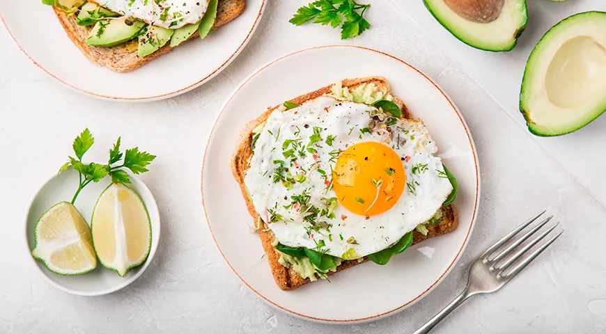 Чтобы помочь организму мягко проснуться, диетологи рекомендуют легкий завтрак, например, тост с яйцом