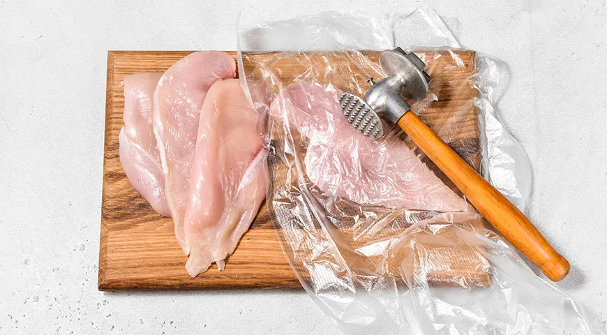 Куриные рулетики с плавленым сыром и зеленью на сковороде