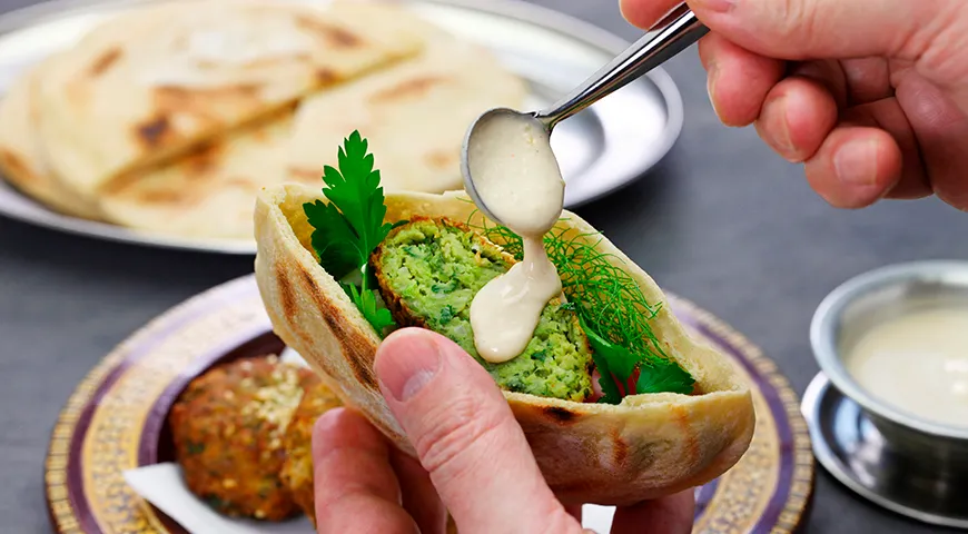 Египетский фалафель подается в лаваше с соусом тахини