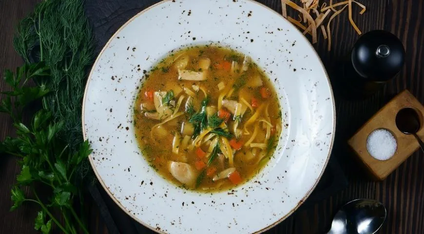 Суп-лапша из курицы с белыми грибами