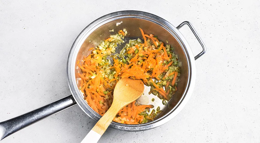 Спагетти по-домашнему с курицей и овощами в соусе