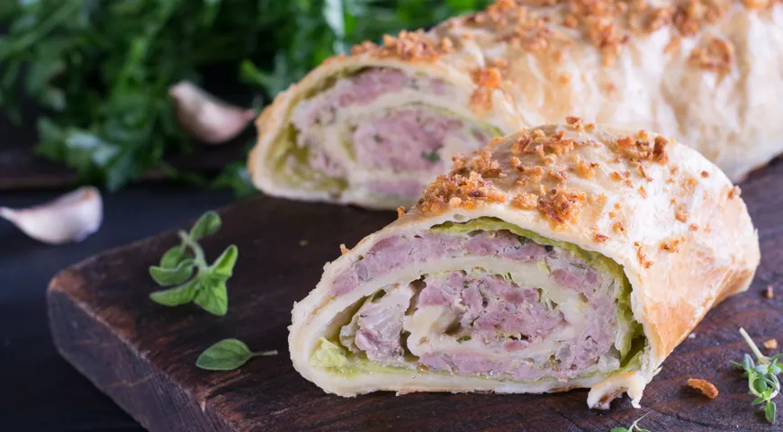 Рецепт закусочного штруделя с мясом и савойской капустой