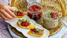Мусс из печени с томатным джемом