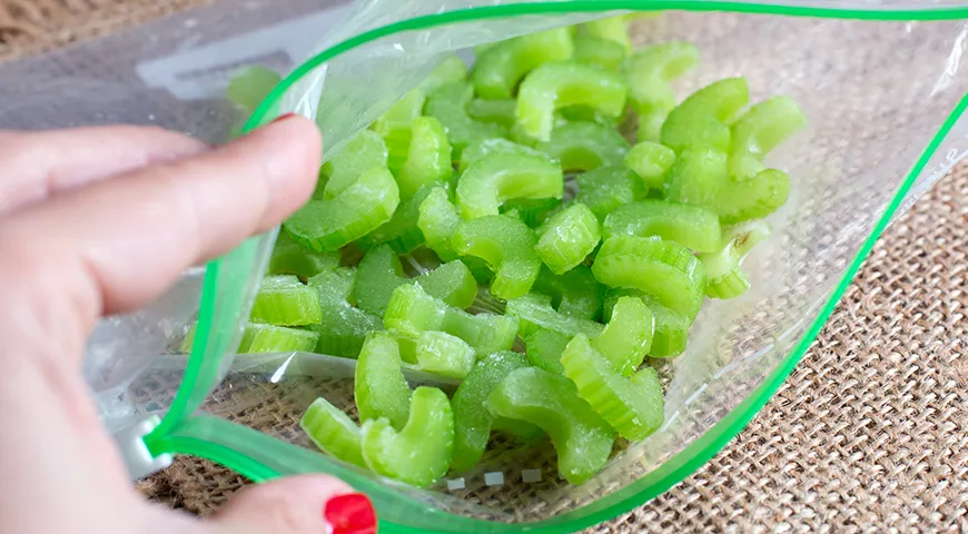 Замороженный сырой сельдерей подходит только для использования в блюдах с термической обработкой: супах, рагу, соусах и бульонах